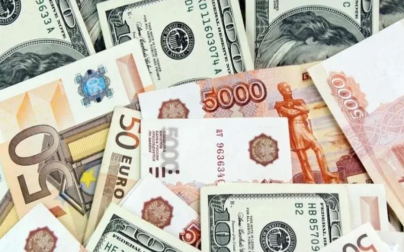 تحديثات الصرف.. تذبذب أسعار العملات الأجنبية مقابل الجنيه المصري في تعاملات الأحد